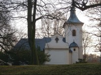Kaple u zámku: Kaple sv. Františka Serafinského, původně ranně gotická, pocházející již ze 14. století, v roce 1898 přestavěnou podle návrhu architekta J. Stibrala. Před kaplí na bývalém hřbitově je tesaný kříž z Ukřižovaným z roku 1810. 