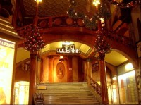 Vchod do kina Lucerna: V příčné dvoutraktové budově, v nádvorním areálu, byl zřízen sál, který měl sloužit jako komorní scéna Národního divadla, ale později byl přestavěn na biograf s 820 místy. Slouží po úpravách dodnes.