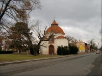 Od jihozápadu: Pohled na kapli z ulice Boleslavská, ze směru, kde leží Chrám Nanebevzetí Panny Marie - místo kde je Palladium, které má také souvislost s blahoslaveným Podivenem.