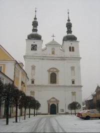 Kostel sv. Františka a Ignáce: Výraznou dominantou březnického náměstí je původně jezuitský kostel svatého Ignáce. Byl postaven v letech 1642 - 1650 a je vyzdoben cennými řezbami.