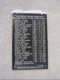 Pamětní deska na zdi kaple
