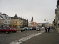 Husovo náměstí s radnicí: Rakovnická radnice je výraznou dominantou jižní strany Husova náměstí v Rakovníku. 
