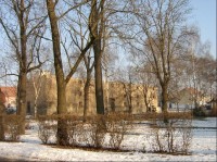 Bývalá sýpka: Nedaleko rybníka u silnice je mohutná dvoupatrová budova barokní sýpky