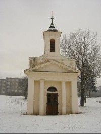 Kaple Valdštejnů: Hraběnka Karolina Valdštejnovna nechala roku 1829 nad rodinou hrobkou vybudovat zděnou kapli v klasicistním slohu. 