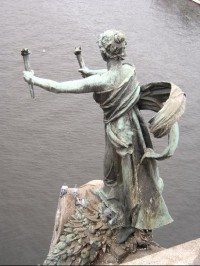 Výzdoba návodního pilíře: Na návodních pilířích jsou bronzové sochy světlonošů s pochodněmi, jejichž autory jsou L. Herzl a Karel Opatrný. 
