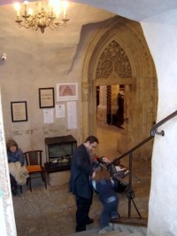 Pohled do interiéru: Celý vnitřní prostor se v současné době nachází pod úrovní okolního terénu. Vlastní interiér, do něhož se vstupuje z jižní předsíně vchodem s raně gotickým tympanonem, tvoří dvoulodí, zaklenuté raně gotickou žebrovou pětidílnou k
