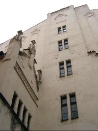 Boční fasáda: Boční fasády jsou velmi jednoduché, východnímu průčelí dominují tři lomená gotizující okna.
