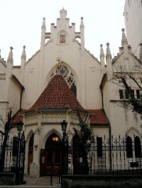 Maiselova synagoga: Svatyně je obklopena ze tří stran domy a zaujímá obdélnou parcelu s hlavním průčelím do Maiselovy ulice. 