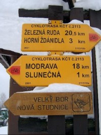 Cyklorozcestník: Rozcestník cyklostezek je hned vedle rozcestníku turistických cest. Prochází zde cyklostezka č. 2113, která vede na západ do Železné Rudy a na východ do Modravy.