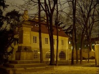 Dům Josefa Dobrovského - Werichova vila: Památník J.Dobrovskému před vilou a vila.