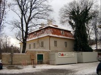 Kampa - Werichova vila: Po povodních v srpnu 2002 dům utrpěl značné škody a museli jej opustit jeho nájemníci. V červnu 2004 bylo vypsáno radou MČ Prahy 1 výběrové řízení na nového nájemce. V současné době prochází vila rekonstrukcí.