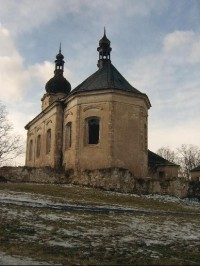 Chátrající kostel v Siřemi