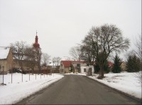 Obec ze severozápadu: Obec z pohledu ze silnice z Malenovic.