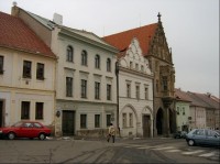 Kamenný dům v Kutné Hoře: Do dnešní podoby jej přestavěl v roce 1489 Mistr Brikcí z Vratislavi. Kamenný dům byl několikrát přestavován, měnil majitele, až jej získalo v 19. století definitivně město. 