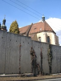 Zeď a kostel