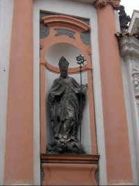 Sochy v průčelí 2: Průčelí budovy zdobí sochy sv. Vojtěcha a sv. Prokopa umístěné v postraních nikách.