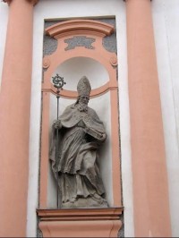 Sochy v průčelí 1: Průčelí budovy zdobí sochy sv. Vojtěcha a sv. Prokopa umístěné v postraních nikách.