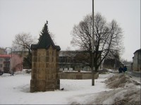 Věžová studna na náměstí v Bochově
