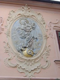 medailon s reliéfem Madony: Medailon je umístěn v štukové rokokové kartuši. Postava Madony částečně polychromovaná, zeměkoule zlacená, pozadí bledě modré.
