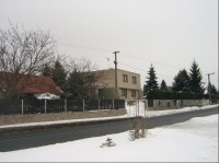 Silnice a dům v obci Oleška