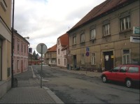 Ulice Míru: Pohled západním směrem z místa, kde do ulice Míru ústí ulice Komenského.