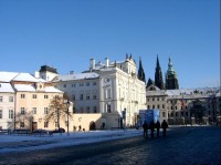 Arcibiskupský palác: Po roce 1538 zde na místě osmi měšťanských domů vystavěl svoji rezidenci sekretář České komory a důvěrník Ferdinanda I. Florián Gryspek z Gryspachu (Griespek z Griesbachu). V roce 1541 přerušil stavbu požár Malé Strany a Hradčan,