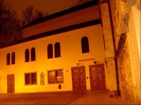 Klausová synagoga: Byla největší synagogou ghetta, druhou hlavní synagogou pražské židovské obce a synagogou pražského pohřebního bratrstva (instituce pečující o židovské pohřby a hřbitovy, o nemocné, přestárlé a umírající). 