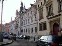 Novoměstská radnice a Městský soud: Severní strana Karlova náměstí.