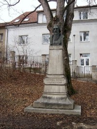 pomník Veleslavínu: Na svahu k nádraží byl roku 1902 odhalen pomník Veleslavínu od Ant. Procházky s bronzovým poprsím. Veleslavín se však zde nenarodil, pouze prý jeho otec, mlynář tu měl usedlost. 