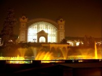 Křižíkova fontána v noci 11: V letní sezoně zde mohou diváci shlédnout každý večer světelná a vodní představení na klasickou i moderní hudbu nebo inscenační představení, jako např. Carmen či Romeo a Julie, Labutí jezero, Rusalka aj. 