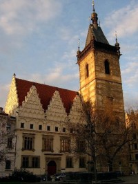 Novoměstská radnice s věží: Nárožní gotická věž byla postavena ve druhé pol. 14. stol., v letech 1520 - 26 v ní byla vytvořena nová renesanční okna, ochoz věže a střecha jsou z let 1722 - 25.