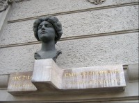 Ema Destinnová: Několik let před první světovou válkou bydlela v domě jiná naše slavná pěvkyně Ema Destinnová. V roce 1978 byla na domě osazena její pamětní deska z růžového mramoru a nad deskou na mramorovém soklu je bronzová busta Emy Destinnové od