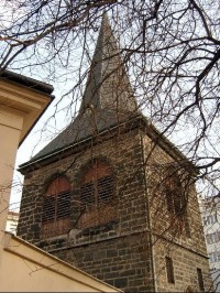 pozdně gotická zvonice: Jako součást kostela stojí na pozemku bývalého hřbitova, zřízeného v době morové epidemie v roce 1380, pozdně gotická zvonice, postavená na počátku 17. století.