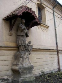 Socha Sv.Jana Nepomuckého: U kostela stojí socha svatého Jana Nepomuckého z roku 1725.