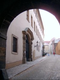 Od brány k areálu Pražského Hradu