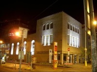 Noční pohled na synagogu