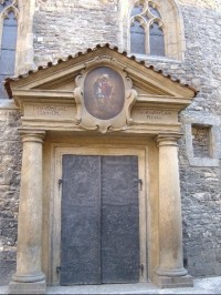 Vchod se zdobeným portálem