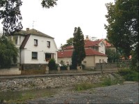 Konopišťský potok: zástavba v obci u Konopišťského potoka
