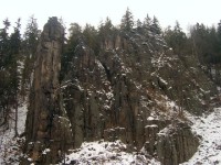 Svatošské skály 37: Národní přírodní památka Jas Svatoš (známá spíše pod názvem Svatošské skály) o rozloze 1,95 ha se nachází v údolí řeky Ohře mezi Karlovými Vary a Loktem. Bizarní skupina skalních věží, sloupů a jehel vytváří pozoruhodné útvary, o 
