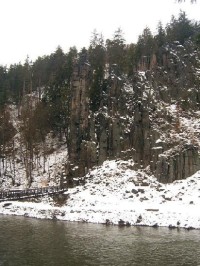 Svatošské skály 43: Národní přírodní památka Jas Svatoš (známá spíše pod názvem Svatošské skály) o rozloze 1,95 ha se nachází v údolí řeky Ohře mezi Karlovými Vary a Loktem. Bizarní skupina skalních věží, sloupů a jehel vytváří pozoruhodné útvary, o 
