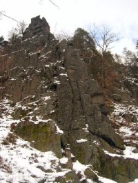 Svatošské skály 63: Národní přírodní památka Jas Svatoš (známá spíše pod názvem Svatošské skály) o rozloze 1,95 ha se nachází v údolí řeky Ohře mezi Karlovými Vary a Loktem. Bizarní skupina skalních věží, sloupů a jehel vytváří pozoruhodné útvary, o 