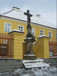 kříž před farou u sv. Václava