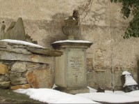 starý hřbitov- náhrobky