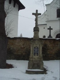 kříž před hřbitovem