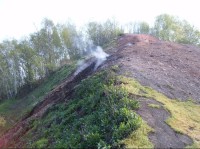 Ostravská sopka, halda Terezie-Ema: Cesta k vrcholu je lemována obláčky dýmu vycházejícími z nitra hory