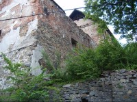 Hrabyně - zbytky zámku: Opěrná zeď a hospodářská budova