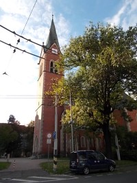 věž kostela s vchodem