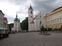 zámek se zámeckým kostelem