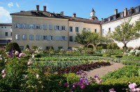 Brixen - biskupství se  zahradou (květinovo - zeleninovou)
