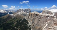 DOLOMITY  Itálie 2014 Piz Ciavaces -  2831m.  a horský masív Sassolungo - 3181 m.  Pohled  z Sass Pordoi - 2950m.